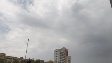 Binanın üzerinde bulutlar ile bulutlu gökyüzü.