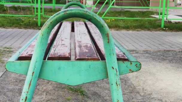 Wooden bench in the park. — Stock Video