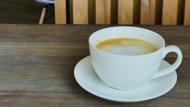 Hete cappuccino op de tafel. — Stockvideo