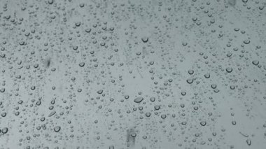Yağmur günleri, pencere yüzeyine yağan sağanak yağmurlar.