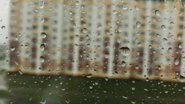 Yağmur günleri, pencere yüzeyine yağan sağanak yağmurlar. — Stok video