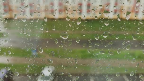 Ημέρες βροχής, δυνατή βροχή που πέφτει στην επιφάνεια του παραθύρου. — Αρχείο Βίντεο