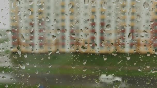 Días de lluvia, lluvia fuerte cayendo sobre la superficie de la ventana . — Vídeos de Stock