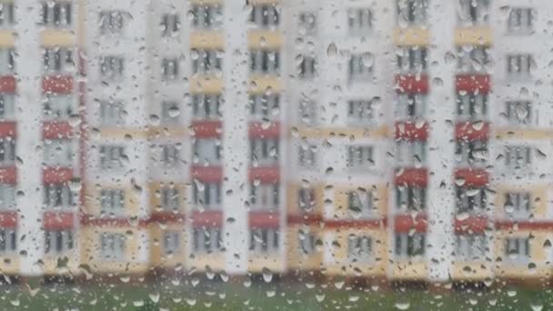 Días de lluvia, lluvia fuerte cayendo sobre la superficie de la ventana . — Vídeo de stock