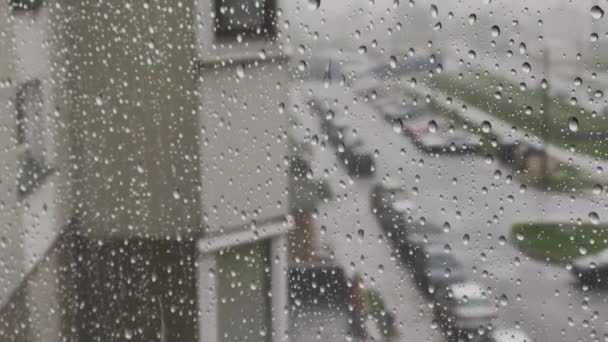 Días de lluvia, lluvia fuerte cayendo sobre la superficie de la ventana . — Vídeos de Stock