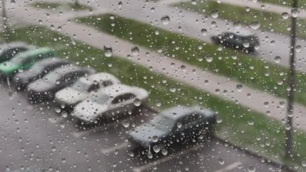 Дождливые дни, проливной дождь на поверхность окна . — стоковое видео