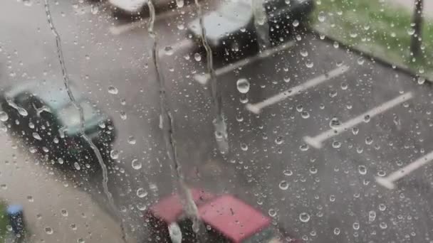 Días de lluvia, lluvia fuerte cayendo sobre la superficie de la ventana . — Vídeo de stock
