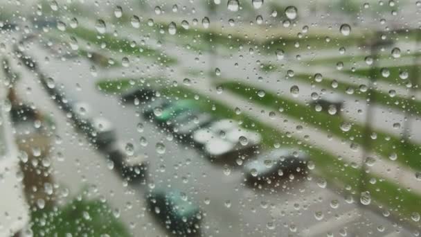 Días de lluvia, lluvia fuerte cayendo sobre la superficie de la ventana . — Vídeos de Stock