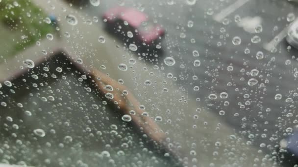 Jours de pluie, forte pluie tombant sur la surface de la fenêtre . — Video