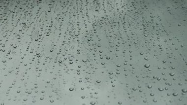 Yağmur günleri, pencere yüzeyine yağan sağanak yağmurlar.
