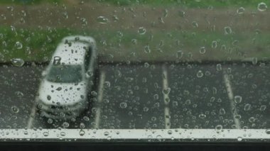 Yağmur günleri, pencere yüzeyine yağan sağanak yağmurlar.