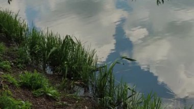 Yaz aylarında gölde güzel gökyüzü yansıması.