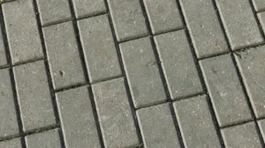 Sokakta gri döşeme fayans.