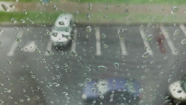 Días de lluvia, lluvia fuerte cayendo sobre la superficie de la ventana . — Vídeo de stock