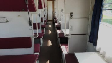 Güneşli bir günde bir tren vagonunun iç.