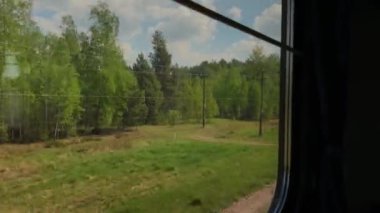 Hareket halindeki tren vagonu penceresinden güzel manzara.