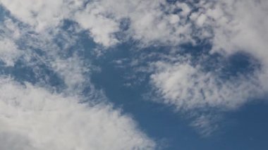 Güzel mavi gökyüzü, arka planda bulutlu bulutlu bulutlu hava bulutlu mavi gökyüzü, bulutlu ve güneşli.