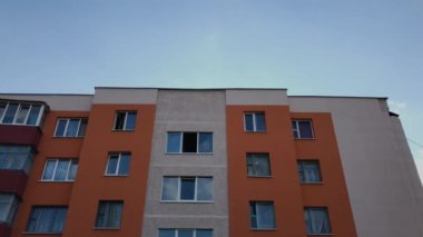 Gökyüzüne ve güzel bulutlara karşı büyük konut binası.