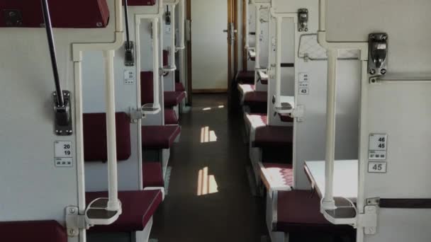 Interior de un vagón de tren en un día soleado . — Vídeos de Stock