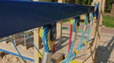 Sokaktaki oyun alanının parçaları ve detayları.