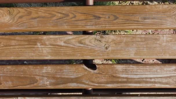 在阳光明媚的日子里，木板长凳特写. — 图库视频影像