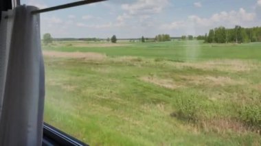 Hareket halindeki tren vagonu penceresinden güzel manzara.