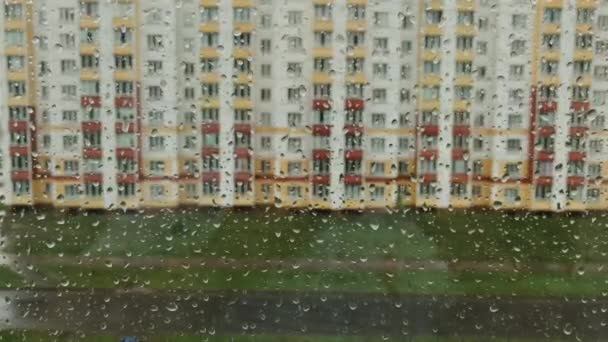 Regndagar, kraftigt regn faller på fönsterytan. — Stockvideo
