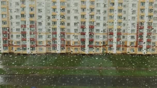 Jours de pluie, forte pluie tombant sur la surface de la fenêtre . — Video