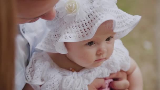 Petit bébé entre les mains des parents dans le parc . — Video