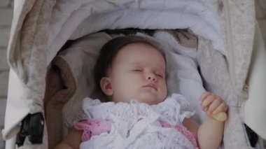 Sokakta bir bebek arabası uyku güzel küçük kız.