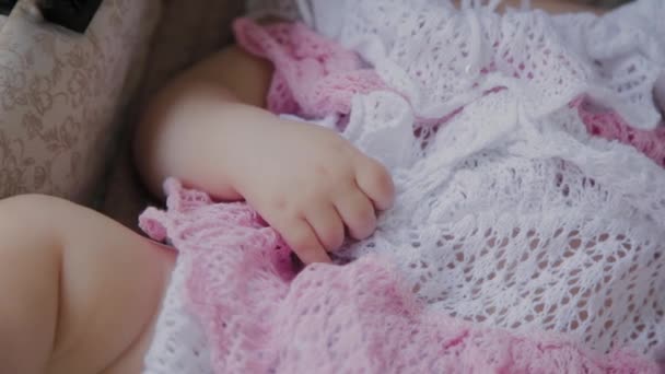 거리에서 아기 마차에서 자고있는 아름다운 어린 소녀. — 비디오