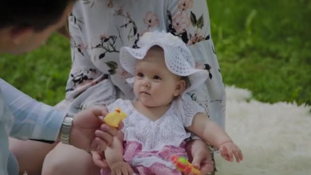 Feliz família mãe e pai brincando com o bebê na colcha . — Vídeo de Stock