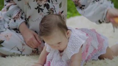 Mutlu anne yatak örtüsü üzerinde bebek ile oynarken.