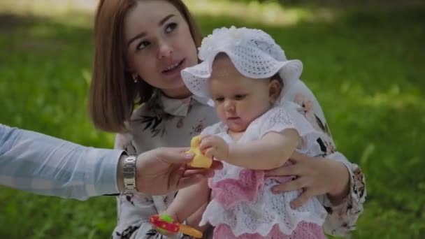 Lycklig familj mamma och pappa leker med baby på överkast. — Stockvideo