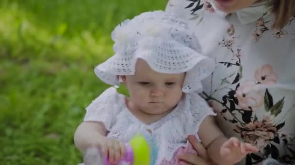 Feliz familia mamá y papá jugando con el bebé en la colcha . — Vídeo de stock