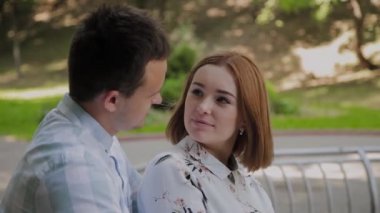 Mutlu aşıklar çeşme çit tarafından sarılmak.