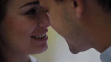 Parkta aşıkerkek ve kadınların güzel ve mutlu yüzleri.