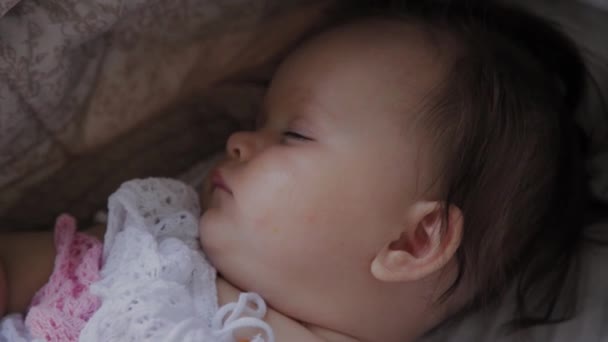 Hermosa niña durmiendo en un carruaje de bebé en la calle . — Vídeos de Stock