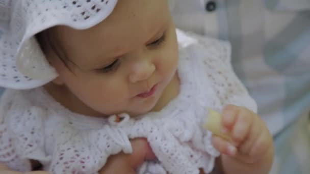 Trochę szczęśliwy dziecko zjada laski kukurydzy na ławce w parku z rodzicami — Wideo stockowe