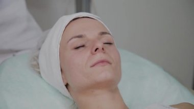 Yalan ve yüz bakım yordam lüks spa salonu bekleyen bornoz güzel genç kadın