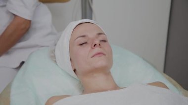 Yalan ve yüz bakım yordam lüks spa salonu bekleyen bornoz güzel genç kadın