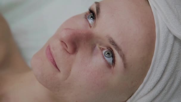 Schöne junge Frau im Bademantel liegend und wartend Gesichtsbehandlung im Luxus-Wellness-Salon — Stockvideo