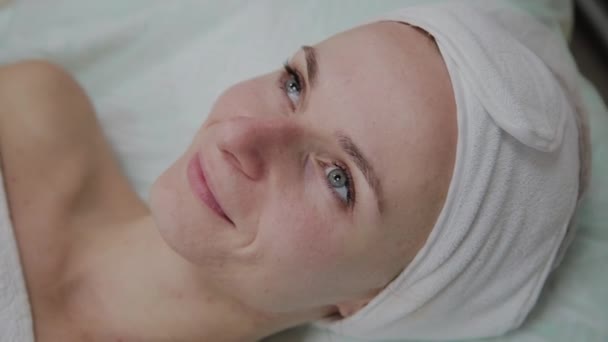 Schöne junge Frau im Bademantel liegend und wartend Gesichtsbehandlung im Luxus-Wellness-Salon — Stockvideo