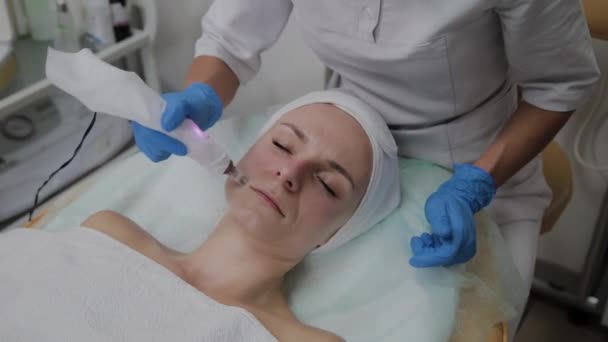 Professionell kosmetolog utför Dermapen förfarande i en kosmetika klinik. — Stockvideo