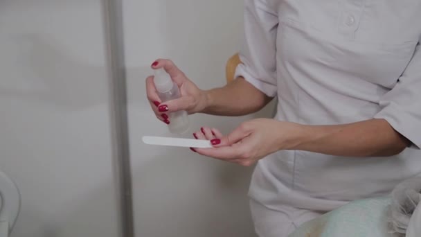 Um cosmetologista profissional desinfeta o instrumento com uma solução especial. Inovações cosmológicas — Vídeo de Stock