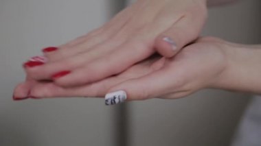 Profesyonel Kozmetolog masajı krem losyonları.