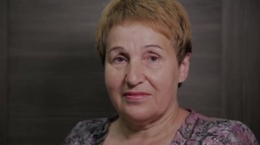 Kozmetoloji den sonra yaşlı bir kadının güzel yüzü.