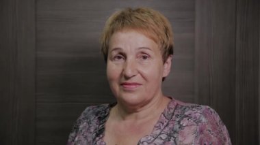 Kozmetoloji den sonra yaşlı bir kadının güzel yüzü.