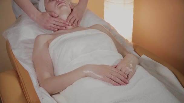 Professionele schoonheidsspecialiste maakt een complexe massage aan een jong meisje in het cosmetologie kantoor. — Stockvideo