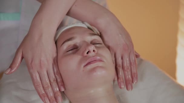 Professionell kosmetolog gör en komplex massage till en ung flicka i kosmetika kontoret. — Stockvideo